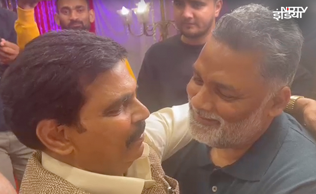 कट्टर प्रतिद्वन्द्वी रहे पूर्व सांसद आनंद मोहन सिंह और पप्पू यादव मिले एक-दूजे के गले