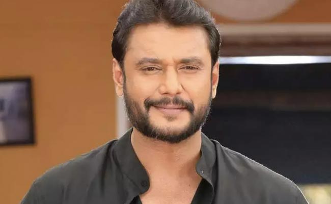 इवेंट के बीच कन्नड़ एक्टर दर्शन पर चली चप्पल, लग रहे ये गंभीर आरोप- देखें वीडियो