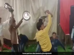 शादी में खाने के बर्तन पीट पीटकर डांस करने लगे मेहमान, वायरल हो गया Video शादी में खाने के बर्तन पीट पीटकर डांस करने लगे मेहमान, वायरल हो गया Video