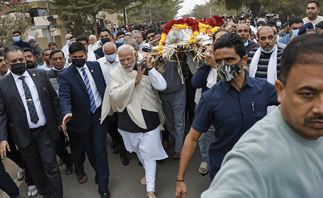 PM Modi Performs Last Rites Of His Mother In Gandhinagar