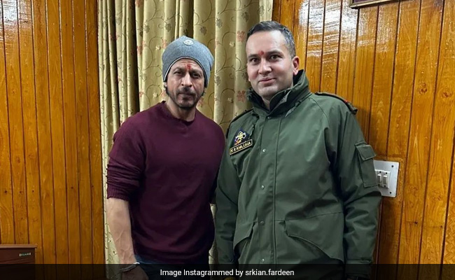 Viral: Shah Rukh Khan's Pics With Fans From His Visit To Vaishno Devi Temple