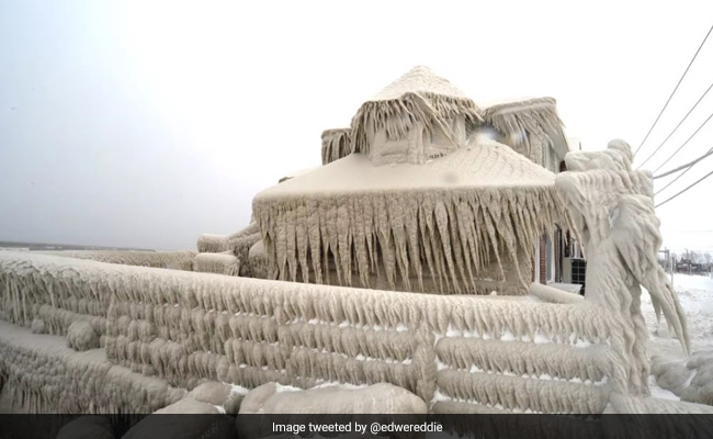''Ice Castle'': New York Restaurant Entirely Covered In Giant Icicles After Deadly Blizzard