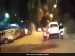 मरीज को ले जाते हुए खराब हो गई एंबुलेंस, दो बाइक सवारों ने 12 किमी धकेलकर पहुंचाया अस्पताल - देखें Video मरीज को ले जाते हुए खराब हो गई एंबुलेंस, दो बाइक सवारों ने 12 किमी धकेलकर पहुंचाया अस्पताल - देखें Video