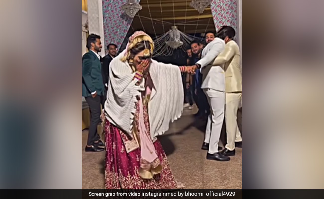 नए जमाने की दुल्हन ने कराई दूल्हे की विदाई, परिवार से बिछड़ते हुए फूट-फूट कर रोया दूल्हा- देखें फनी वीडियो