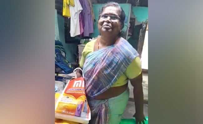 Emotional Videos 2022: मां को बेटे ने दिया गिफ्ट, जिसे देख मां भावुक हो गई, देखें प्यारा वीडियो