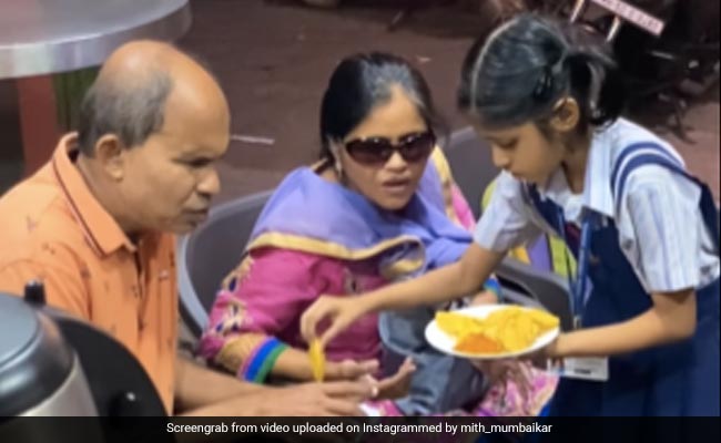 दुकान मर बैठे दृष्टिहीन माता-पिता को खाने में मदद करती दिखी छोटी बच्ची, Video देख पसीजा लोगों का दिल