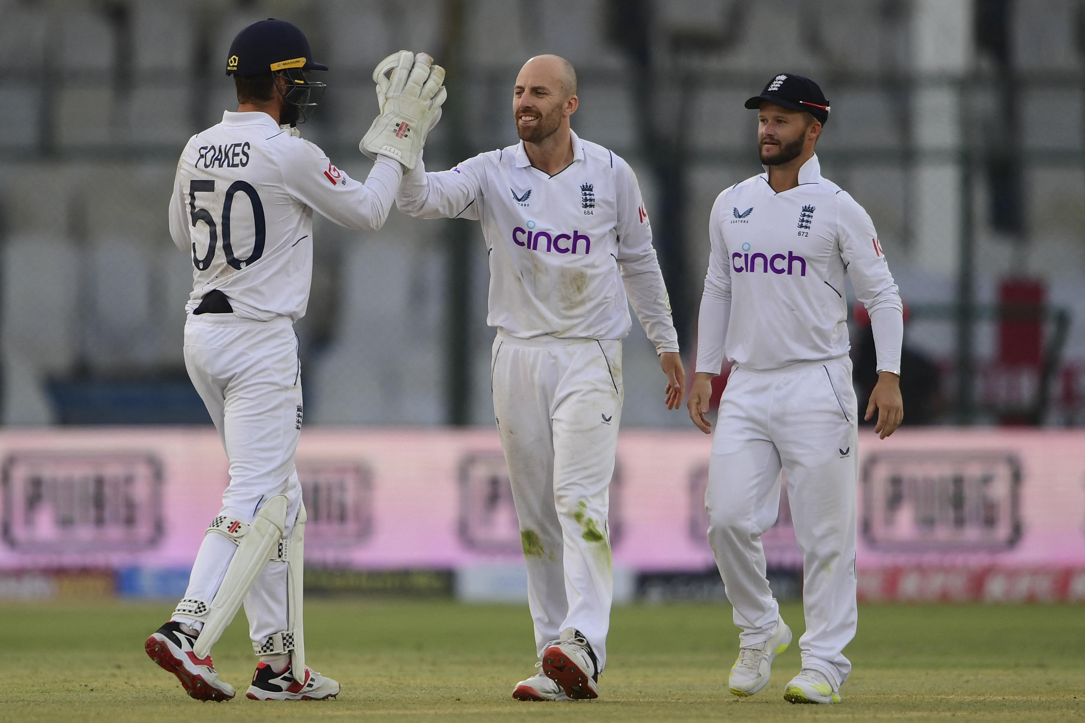 IND vs ENG 2nd Test: इंग्लैंड को दूसरे टेस्ट से पहले लगा बड़ा झटका, बाहर हुआ ये दिग्गज स्पिनर