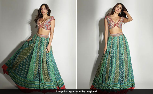 Janhvi Kapoor Adds Shades Of Green, Red And Festivities In A Colourblock <i>Lehenga</i>