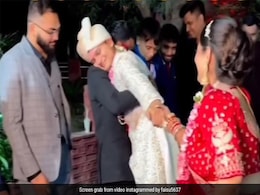 विदाई पर घरवालों के गले लग कर खूब रोया दूल्हा, दुल्हन हाथ पकड़ यूं हंसती रही, लोग बोले- जमाना वाकई बदल रहा है विदाई पर घरवालों के गले लग कर खूब रोया दूल्हा, दुल्हन हाथ पकड़ यूं हंसती रही, लोग बोले- जमाना वाकई बदल रहा है