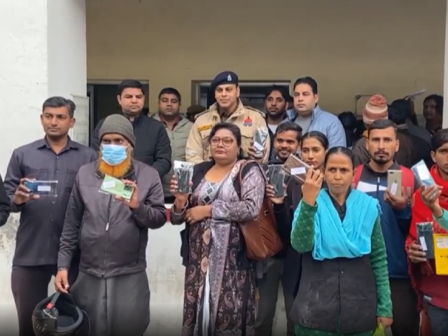 Meerut Police Returns 100 Lost Phones To Their Owners