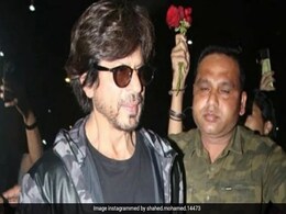 शाहरुख खान के लिए गुलदस्ता लेकर खड़ी थी यह लड़की, एक्टर ने पूरी तरह किया नजरअंदाज तो फैन्स का फूटा गुस्सा शाहरुख खान के लिए गुलदस्ता लेकर खड़ी थी यह लड़की, एक्टर ने पूरी तरह किया नजरअंदाज तो फैन्स का फूटा गुस्सा