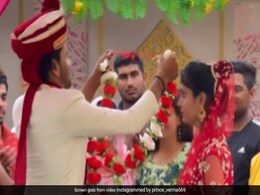 दुल्हन को छोड़ बगल में खड़ी सहेली पर आया दूल्हे का दिल, सबके सामने पहना दी वरमाला, फिर जो हुआ देखें फनी वीडियो दुल्हन को छोड़ बगल में खड़ी सहेली पर आया दूल्हे का दिल, सबके सामने पहना दी वरमाला, फिर जो हुआ देखें फनी वीडियो