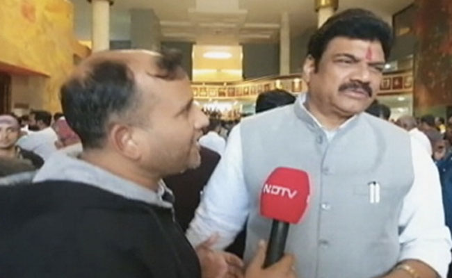 'मामा' के मंत्री को ससुराल से मिला 'ज़मीन दान', NDTV ने किया सवाल, तो माइक हटाकर कन्नी काटी