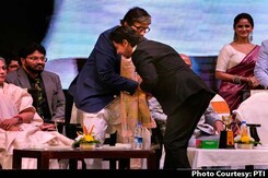 Viral: Shah Rukh Khan Touches Amitabh Bachchan's Feet At Film Festival Viral: Shah Rukh Khan Touches Amitabh Bachchan's Feet At Film Festival