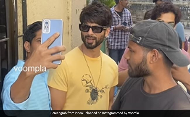 सेल्फी लेते वक्त शाहिद कपूर ने एक फैन के साथ किया ऐसा बर्ताव, गुस्से में लोग बोले- कदर करो, इन्होंने ही खड़ा किया आपको