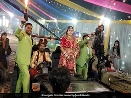 दूल्हा-दुल्हन ने खुली जीप में आतिशबाजी के साथ की धांसू एंट्री, दुल्हन ने खड़े होकर किया कुछ ऐसा, मेहमानों के उड़े होश दूल्हा-दुल्हन ने खुली जीप में आतिशबाजी के साथ की धांसू एंट्री, दुल्हन ने खड़े होकर किया कुछ ऐसा, मेहमानों के उड़े होश