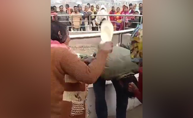 सड़क हादसे में ड्राइवर की मौत के बाद फूटा परिजनों का गुस्सा, ट्रैक्टर मालिक को बंधक बनाकर जमकर पीटा