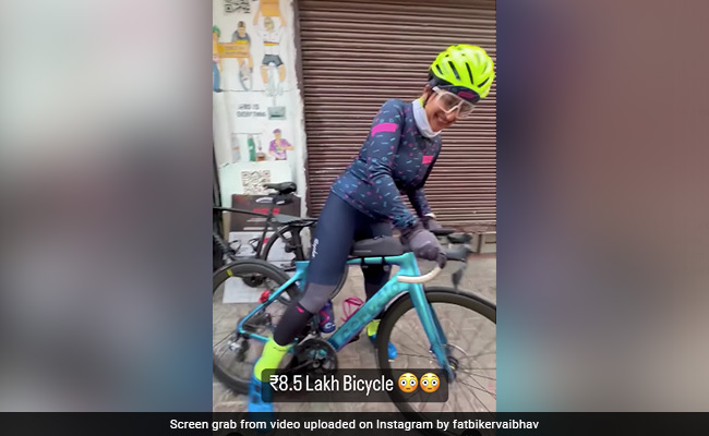 Viral Video: लग्जरी कार से भी महंगी साइकिल लेकर सैर करने निकली लड़की, कीमत सुन यूजर्स बोले - इतने में साइकिल की दुकान खोल दूं