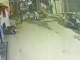CCTV में कैद : 3 महिलाओं, 3 पुरुषों ने पत्थर से सिर फोड़कर सरेआम कर डाली युवक की हत्या CCTV में कैद : 3 महिलाओं, 3 पुरुषों ने पत्थर से सिर फोड़कर सरेआम कर डाली युवक की हत्या