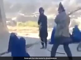 अफगानिस्तान: अकेले शॉपिंग के लिए जाने पर तालिबान ने महिलाओं पर सरेआम बरसाए कोड़े, VIDEO अफगानिस्तान: अकेले शॉपिंग के लिए जाने पर तालिबान ने महिलाओं पर सरेआम बरसाए कोड़े, VIDEO