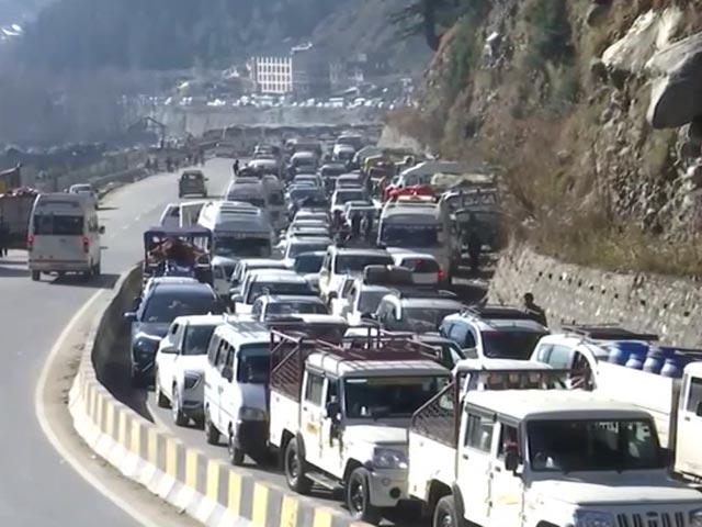 New Year Tourists Dance Amid Massive Traffic Jam In Manali