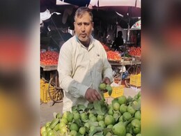 फल बेचने वाले का अजीबोगरीब अंदाज हुआ वायरल, देखें मजेदार VIDEO फल बेचने वाले का अजीबोगरीब अंदाज हुआ वायरल, देखें मजेदार VIDEO