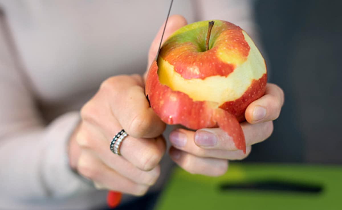 कहीं गलत तरीके से तो नहीं खा रहे सेब, जानें इसे खाने का सही तरीका, फिर  सेहत पर दिखेगा ज्यादा असर | The best way to eat apples for healthy life  seb