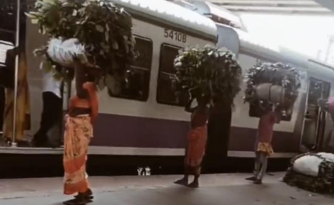 वीडियो देख कर बताएं 20 सेकंड में महिलाएं ट्रेन में कितनी बोरियां भर दे रहे हैं, 3 लाख लोगों ने देखा वीडियो