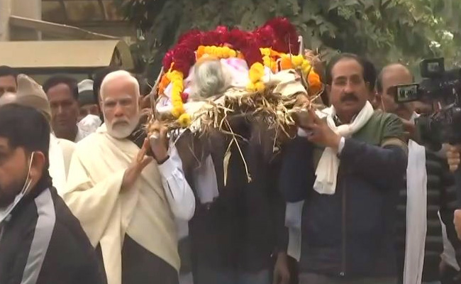 पीएम नरेंद्र मोदी की मां हीराबेन पंचतत्व में विलीन
