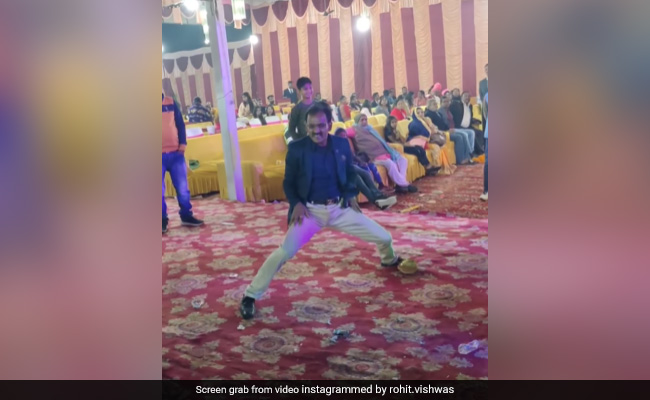 शादी में बप्पी दा के गाने 'जिमी जिमी' पर इस शख्स ने किया धांसू डांस, एनर्जी देखकर लोग बोले- इनके सामने तो गोविंदा भी फेल है भाई, देखें Viral Video