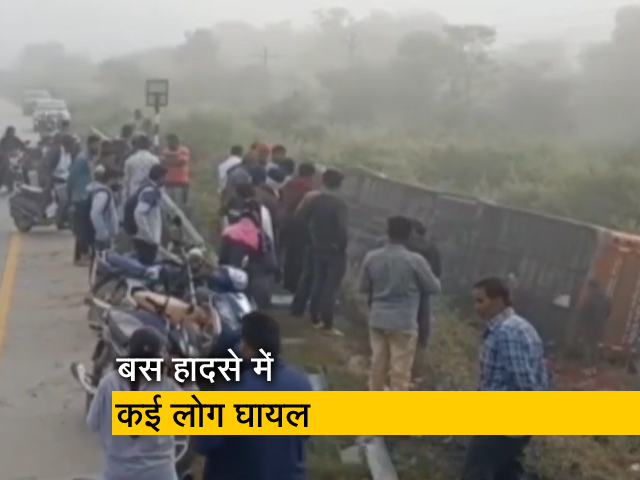 आंध्र प्रदेश के चित्तूर में बेंगलुरु-विजयवाड़ा नेशनल हाइवे पर पलटी बस