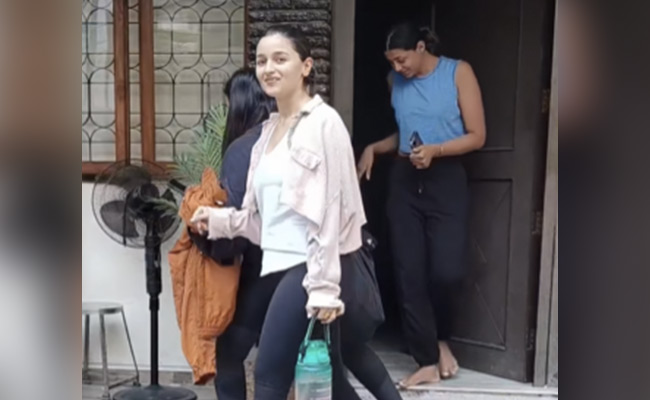 मां बनने के कुछ ही समय बाद परफेक्ट शेप में नजर आईं Alia Bhatt, योग क्लास के बाहर हुईं स्पॉट