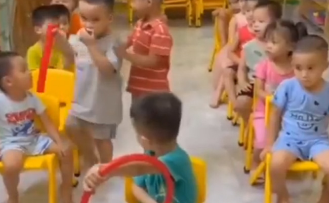 जापान के स्कूल में बच्चों को कैसे बुजुर्गों, महिलाओं की मदद करना सिखाया जाता है, देखें वायरल वीडियो