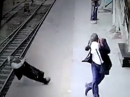 बिजली की तार गिरने से बाद चमत्कारी रूप से बची बंगाल में टिकट कलेक्टर की जान, वीडियो वायरल बिजली की तार गिरने से बाद चमत्कारी रूप से बची बंगाल में टिकट कलेक्टर की जान, वीडियो वायरल