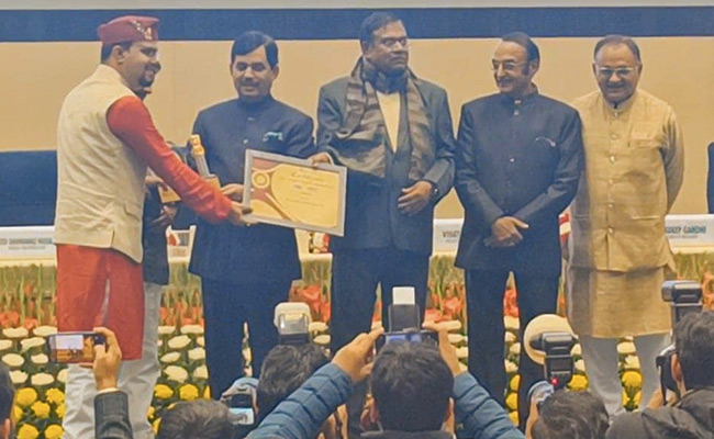 वैदिक गणित की सरकारी विद्यालयों में मुफ़्त शिक्षा प्रदान करते हैं वैभव पांडे, हुए सम्मानित