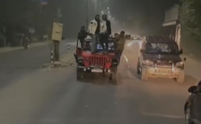 VIDEO : भोपाल में हिस्ट्रीशीटर ने गैंग संग जीप के बोनट पर किए खतरनाक स्टंट
