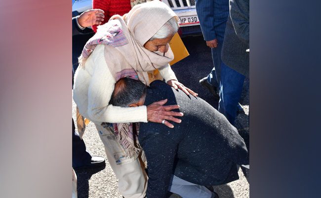 हिमाचल प्रदेश : सीएम पद की शपथ लेने से पहले सुखविंदर सिंह सुक्खू ने लिया मां का आशीर्वाद