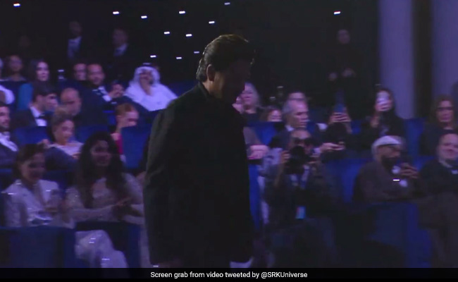 Don't Blink Or You'll Miss Priyanka Chopra Cheering For Shah Rukh Khan. Watch