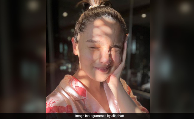 Alia Bhatt's Bathroom Selfies Attract Deepika Padukone's Attention: "Why Do I Smell..."