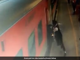 Watch: Hero Ticket Examiner Saves Man From Falling Under Moving Train At Nagpur Railway Station Watch: Hero Ticket Examiner Saves Man From Falling Under Moving Train At Nagpur Railway Station