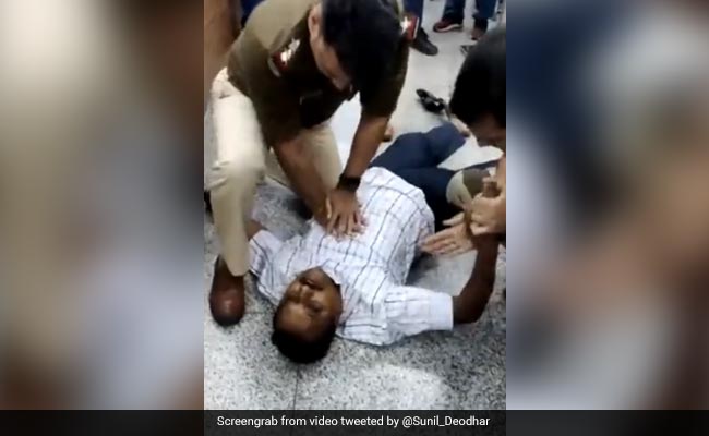 एयरपोर्ट पर शख्स को हार्ट अटैक आ गया, जवानों ने सीपीआर की मदद से जान बचाई, देखें वीडियो