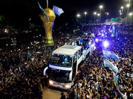 वर्ल्ड चैंपियन Lionel Messi और टीम की बस परेड के लिए उमड़ा फैंस का सैलाब, देखें शानदार Video वर्ल्ड चैंपियन Lionel Messi और टीम की बस परेड के लिए उमड़ा फैंस का सैलाब, देखें शानदार Video