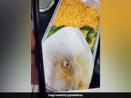 इस Airline के खाने में निकला "नकली दांत", ट्विटर पर फोटो डाल की शिकायत इस Airline के खाने में निकला "नकली दांत", ट्विटर पर फोटो डाल की शिकायत