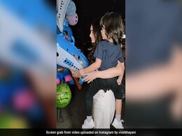 VIDEO: तैमूर और अबराम की तरह क्यूट हैं अर्जुन रामपाल के बेटे अरिक, मासूमियत देख हार बैठेंगे दिल VIDEO: तैमूर और अबराम की तरह क्यूट हैं अर्जुन रामपाल के बेटे अरिक, मासूमियत देख हार बैठेंगे दिल