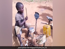 Desi Jugaad: टूटे-फूटे बर्तनों से बच्चे ने खुद के लिए बनाया ड्रम सेट, धुन सुनकर झूम उठे लोग! Desi Jugaad: टूटे-फूटे बर्तनों से बच्चे ने खुद के लिए बनाया ड्रम सेट, धुन सुनकर झूम उठे लोग!