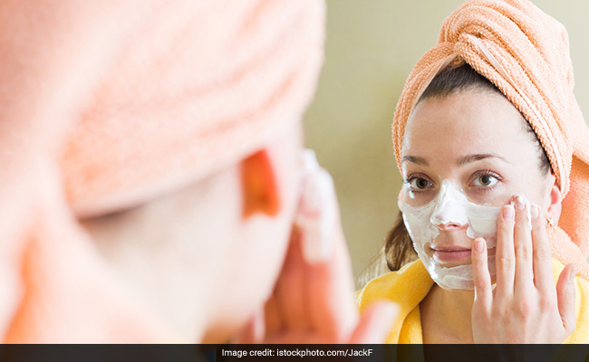 Face pack : चेहरे पर लाना है निखार तो मुल्तानी मिट्टी में इस चीज को मिलाकर लगाएं फेस पर