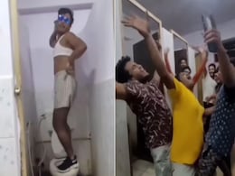 Viral: टॉयलेट सीट पर ऐसे हिलाई 'पतली कमरिया', वायरल हो गया हॉस्टल के लड़कों का VIDEO Viral: टॉयलेट सीट पर ऐसे हिलाई 'पतली कमरिया', वायरल हो गया हॉस्टल के लड़कों का VIDEO