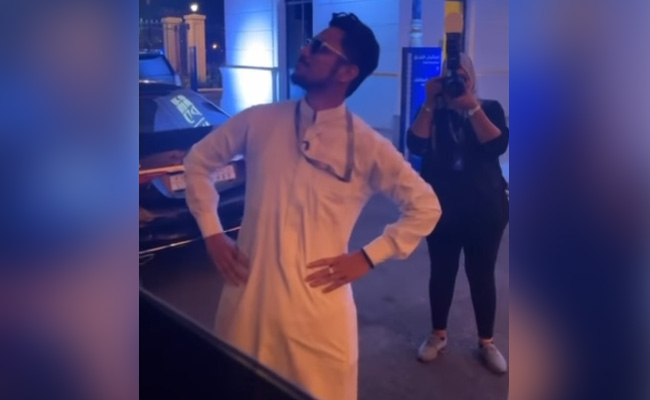 Akshay Kumar Shares A Video Of Fan Striking His Iconic Pose From <i>Phir Hera Pheri</i>: "Rocks My Life," Writes Actor