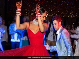 Priyanka Chopra And Nick Jonas Are Dancing Like No One's Watching In This Throwback Gold Priyanka Chopra And Nick Jonas Are Dancing Like No One's Watching In This Throwback Gold