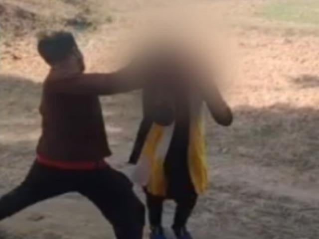 कैमरे में कैद, मध्य प्रदेश में शादी करने से मना करने पर युवक ने युवती को बेरहमी से पीटा
